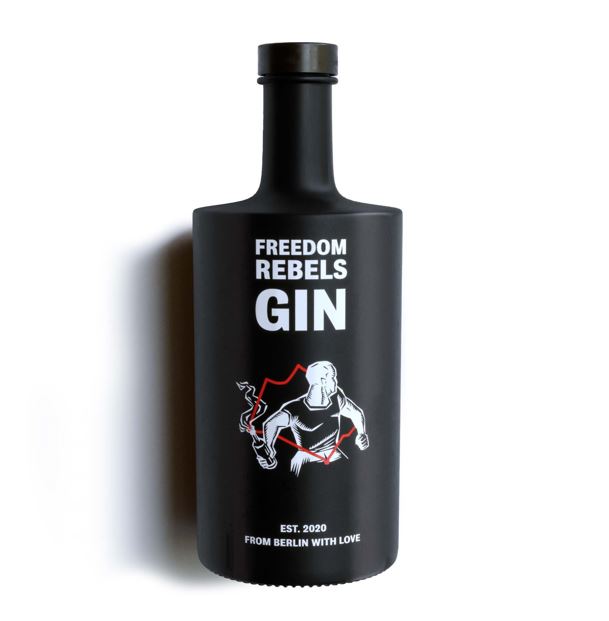 Eine schwarze Flasche Freedom Rebels Gin auf weißem Hintergrund. Die Flasche ist weiß beschriftet und enthält die Grafik eines rebellischen Mannes. Darunter steht "From Berlin with Love". Established 2020.