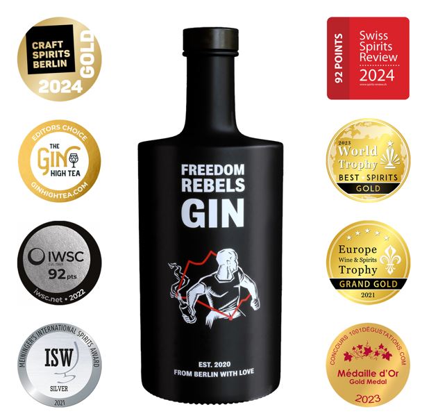 Eine schwarze Flasche Freedom Rebels Gin auf weißem Hintergrund mit acht gewonnenen Auszeichnungen, die meisten in Gold uns Silber.