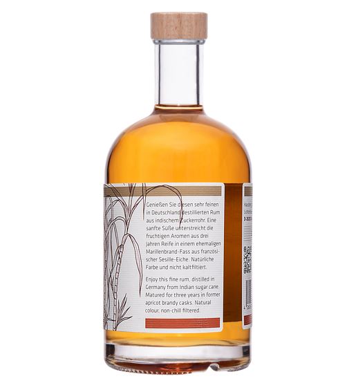 Seitliche Ansicht der Flasche Hausberg Rum Apricot Brnady Cask mit brauner und aprikotfarbener Schrift auf weißem Etikett. Klare Glasflasche mit bernsteinfarbenem Inhalt und Holzgriff-Schraubverschluss.