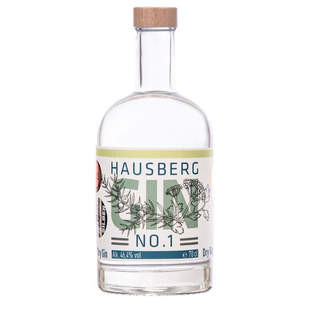 Eine große Flasche Hausberg Gin No.1 mit grün-blauem Etikett und Holzgriff-Schraubverschluss auf transparentem Hintergrund.
Auf dem Etikett ist in großer Schrift der Markenname dargestellt. Im Markenschriftzug sind Grafiken der verwendeten Botanicals abgebildet.
Der Alkoholgehalt ist unten im Etikett mit 46,4 Volumenprozenten abgebildet. Daneben die Füllmenge mit 70 cl.
