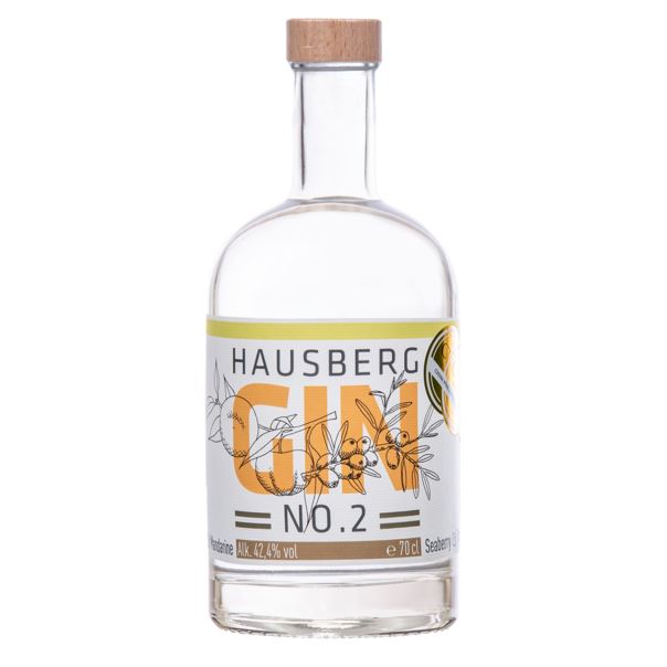 Eine große Flasche Hausberg Gin No.2 mit orange-braunem Etikett und Holzgriff-Schraubverschluss auf transparentem Hintergrund.
Auf dem Etikett ist in großer Schrift der Markenname dargestellt. Im Markenschriftzug sind Grafiken der verwendeten Botanicals abgebildet.
Der Alkoholgehalt ist unten im Etikett mit 42,4 Volumenprozenten abgebildet. Daneben die Füllmenge mit 70 cl.