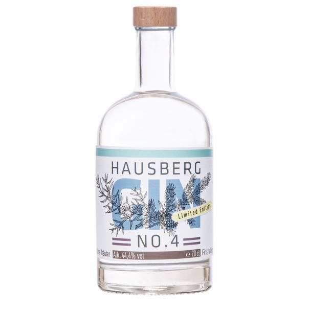 Eine große Flasche Hausberg Gin No.4 Limited Edition mit braun-blauem Etikett und Holzgriffstopfen auf transparentem Hintergrund.
Auf dem Etikett ist in großer Schrift der Markenname dargestellt. Im Markenschriftzug sind Grafiken der verwendeten Botanicals abgebildet.
Der Alkoholgehalt ist unten im Etikett mit 44,4 Volumenprozenten abgebildet. Daneben die Füllmende mit 70 cl.