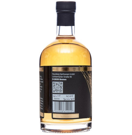 Eine Flasche Hausberg Whisky Single Malt aus dem Ex-Bourbon-Fass mit 47% vol. Alkohol und 50cl Inhalt. Schwarzes Etikett mit goldener Prägung und weißer Schrift. 

Die Flasche ist auf die Seite gedreht, so dass man die Nummer der Flasche und die Fassnummer sieht, die von Hand auf das Etikett geschrieben wurden. 

Die Flasche ist verschlossen mit einer edlen schwarzen Schrumpfkapsel. 