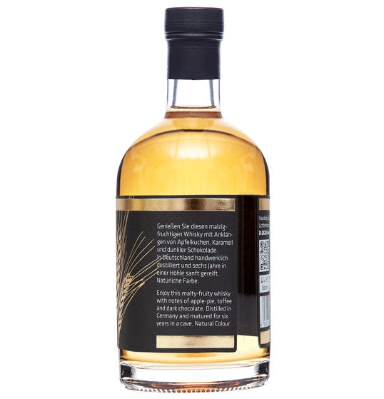 Eine Flasche Hausberg Whisky Single Malt aus dem Ex-Bourbon-Fass mit 47% vol. Alkohol und 50cl Inhalt. Schwarzes Etikett mit goldener Prägung und weißer Schrift. 

Die Flasche ist auf die Seite gedreht, so dass man den seitlichen Text sieht. Der Text beschreibt den Whisky als 6 Jahre alt, fruchtig-malzig mit Aromen von Apfelkuchen, Karamell und dunkler Schokolade. 

Die Flasche ist verschlossen mit einer edlen schwarzen Schrumpfkapsel. 